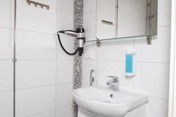 Фото номера Стандартный двухместный номер с 2 отдельными кроватями Апарт-отели Forenom Aparthotel Raahe г. Раахе 15